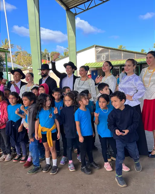 Muestra de danzas del norte de Chile en un establecimiento educacional de Isla de Pascua