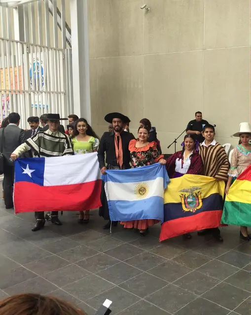 Integrantes de Kahuira junto a delegaciones de Chile, Argentina, Ecuador y Bolivia con sus banderas en Pasto, Colombia